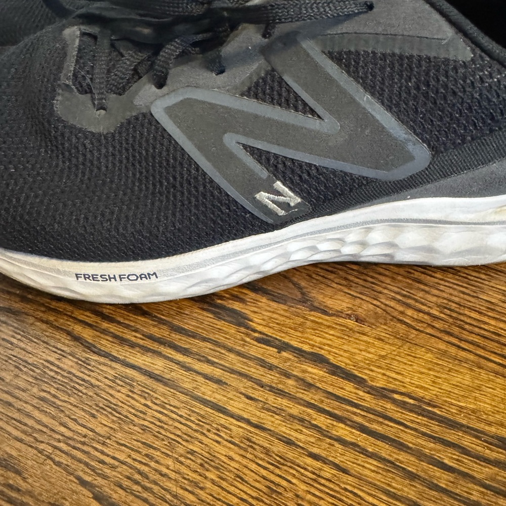New Balance Men's Fresh Foam Arishi V4 Running Shoe, Black/Silver Metallic/Gum 2